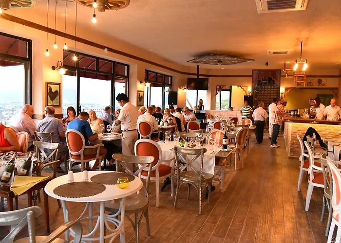 Sundial Hotel & Restaurant מלון *