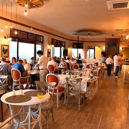 Sundial Hotel & Restaurant فندق *