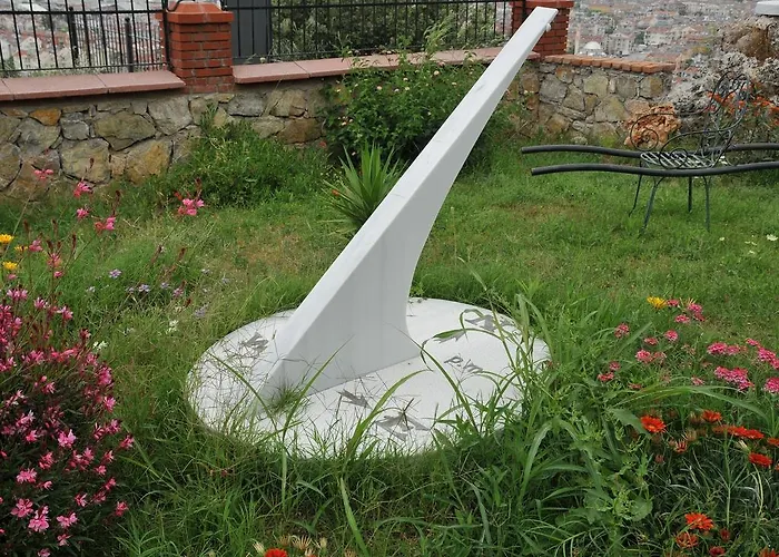 Отель Sundial Hotel & Restaurant *